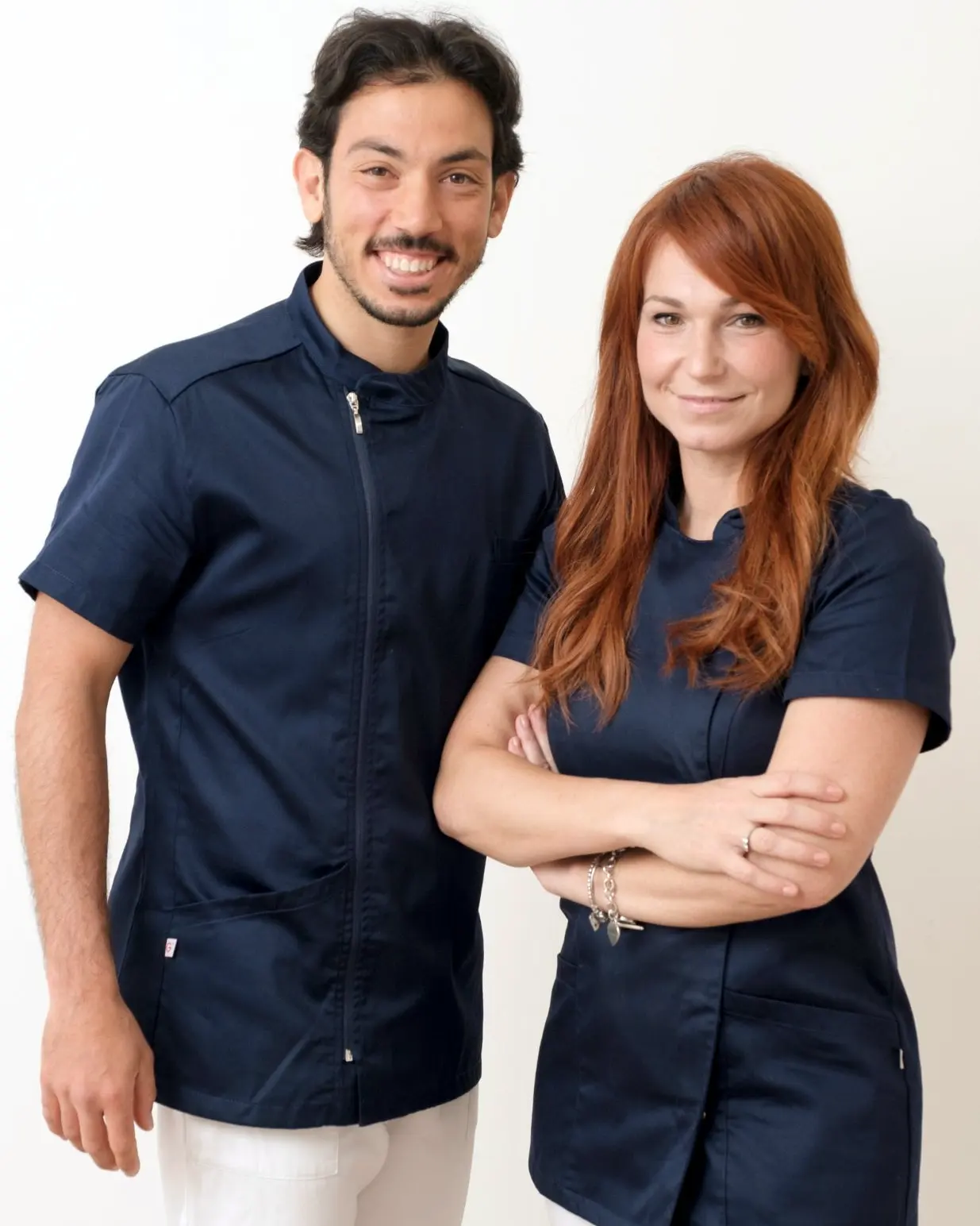 Il dottor Gabriele Rossi e la dottoressa Lara Zanon, in divisa blu, sorridenti uno accanto all'altra.